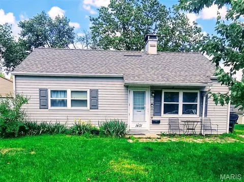1401 Maiden Ln, Belleville, IL 62220