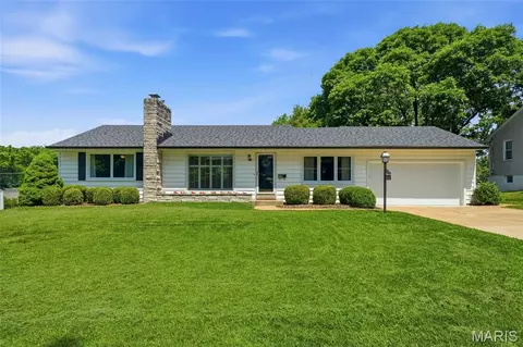 451 Linum Ln, Webster Groves, MO 63119