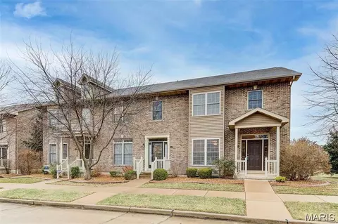 512 Queens Court Pl, Saint Peters, MO 63376