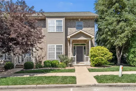 512 Queens Court Pl, Saint Peters, MO 63376