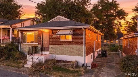 113 E Cartwright Ave, Saint Louis, MO 63125