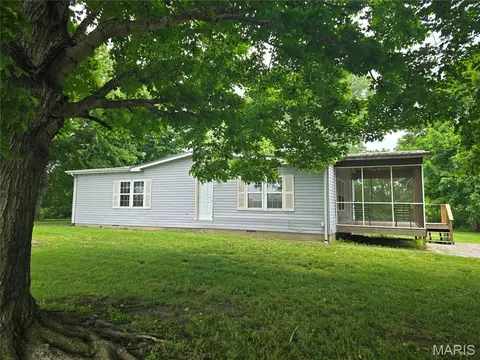 17261 N 9th Ave, Hillsboro, IL 62049
