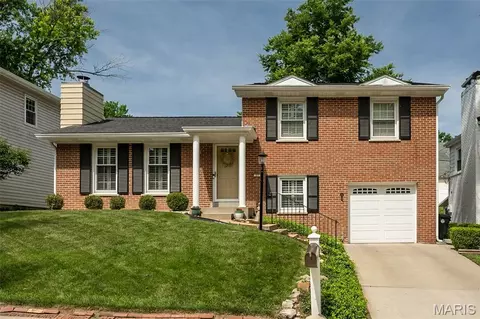 27 Millbrook Ln, Saint Louis, MO 63122