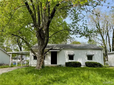 1335 Cabrillo Dr, Saint Louis, MO 63138
