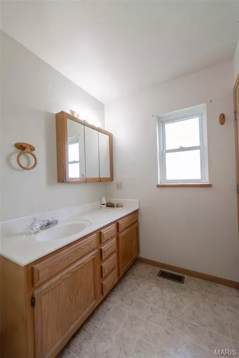Bath - 318 E Ww Circle Dr, Belle, MO 65013 photo 5 of 5