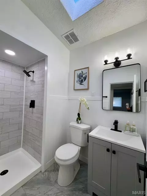 Bath - 8408 Buckthorn Dr, Berkeley, MO 63134 photo 1 of 3
