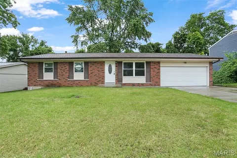 120 Briarcliff Dr, Saint Charles, MO 63301