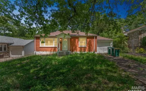 8135 Bloom Dr, Saint Louis, MO 63114