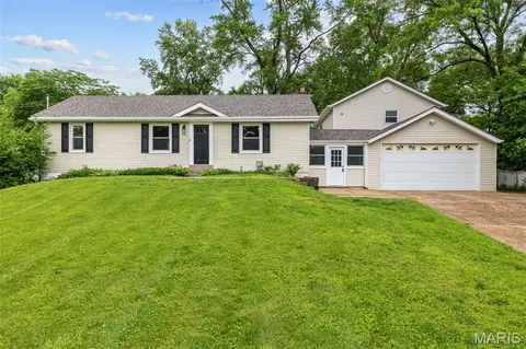 11304 De Runtz Ave, Maryland Heights, MO 63043