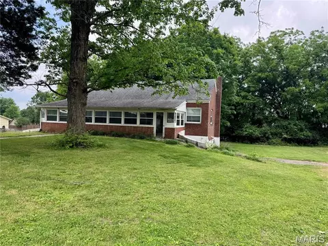 1224 W Cape Rock Dr, Cape Girardeau, MO 63701