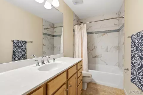 Bath - 20 Greystoke Ct, Ballwin, MO 63021 photo 2 of 7