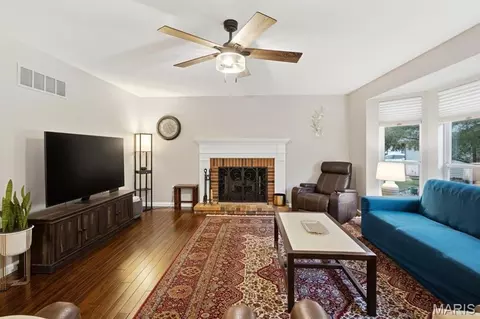 Living - 20 Greystoke Ct, Ballwin, MO 63021 photo 2 of 3