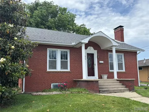 809 S Third St, Greenville, IL 62246