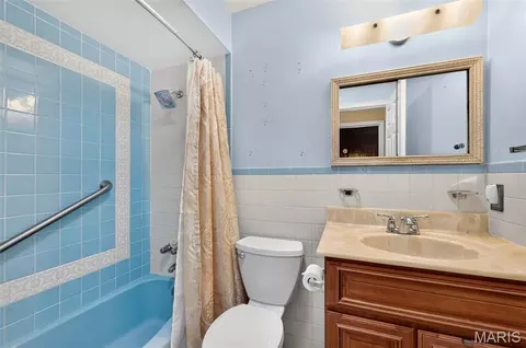 Bath - 908 Devonshire Ln, Saint Charles, MO 63301 photo 2 of 4