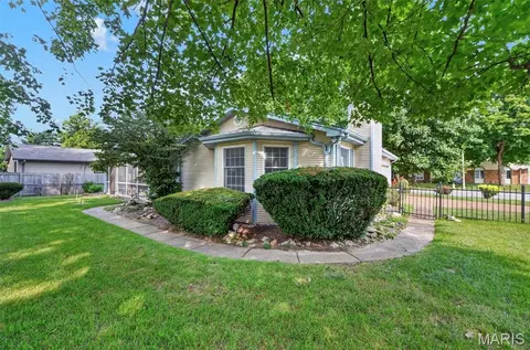 Exterior - 908 Devonshire Ln, Saint Charles, MO 63301 photo 5 of 9