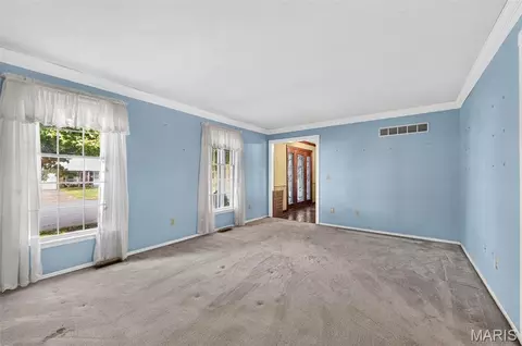 Living - 908 Devonshire Ln, Saint Charles, MO 63301 photo 4 of 4