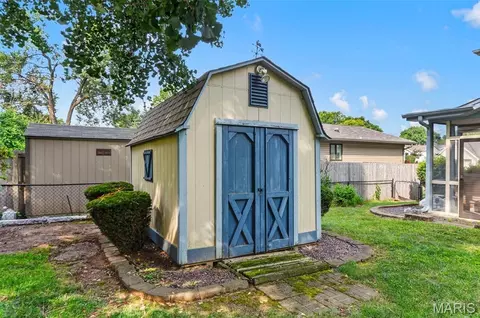 Exterior - 908 Devonshire Ln, Saint Charles, MO 63301 photo 7 of 9