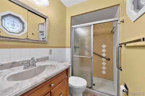 Bath - 908 Devonshire Ln, Saint Charles, MO 63301 photo 1 of 4