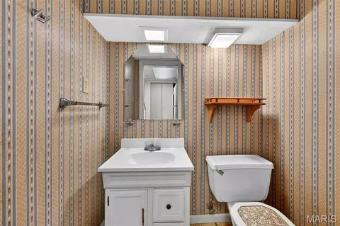 Bath - 908 Devonshire Ln, Saint Charles, MO 63301 photo 3 of 4