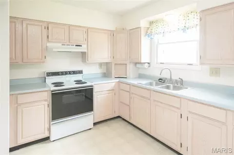 Kitchen - 1314 E 5th St, Washington, MO 63090 photo 3 of 4