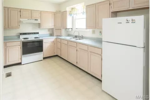 Kitchen - 1314 E 5th St, Washington, MO 63090 photo 2 of 4