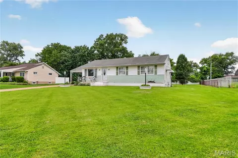 10032 Meadowfield Ln, Saint Louis, MO 63128