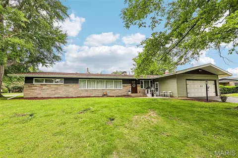 1 Crestwood Dr, Carlinville, IL 62626