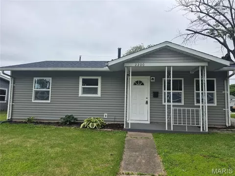 2200 Glen Dr, Granite City, IL 62040