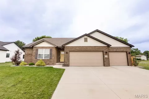 1121 Menominee Trl, Mascoutah, IL 62258