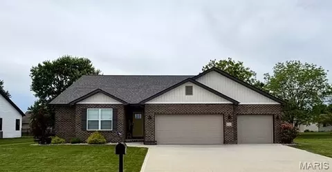 1121 Menominee Trl, Mascoutah, IL 62258