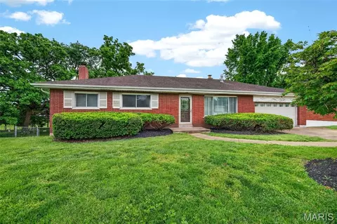11820 Parklind Dr, Sunset Hills, MO 63127