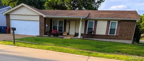 4221 Meadowgreen Trails Dr, Saint Louis, MO 63129