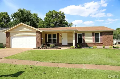 4221 Meadowgreen Trails Dr, Saint Louis, MO 63129