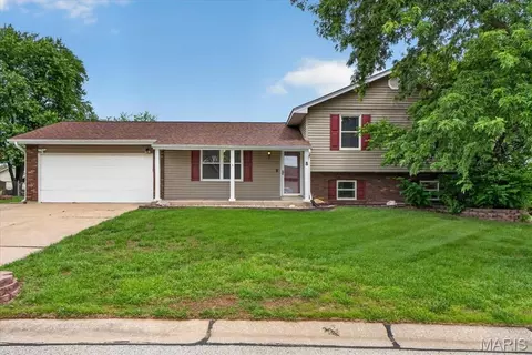 8 Vanguard Dr, Saint Peters, MO 63376