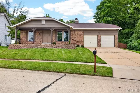 11853 Northport Dr, Florissant, MO 63033