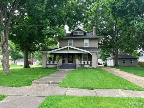829 E 1st North St, Carlinville, IL 62626