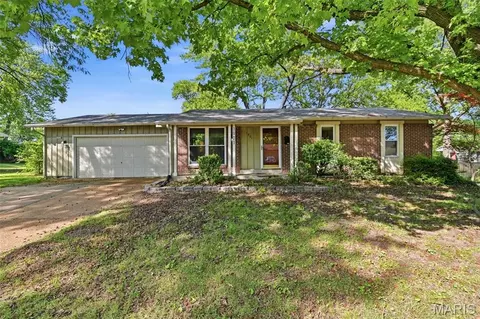 1901 Croftdale Dr, Florissant, MO 63031
