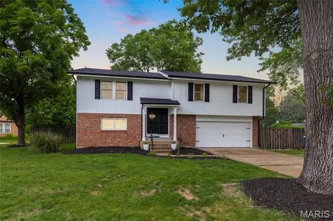 7955 S Rock Hill Rd, Saint Louis, MO 63123