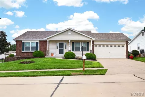 4046 Cambridge Crossing Dr, Saint Charles, MO 63304