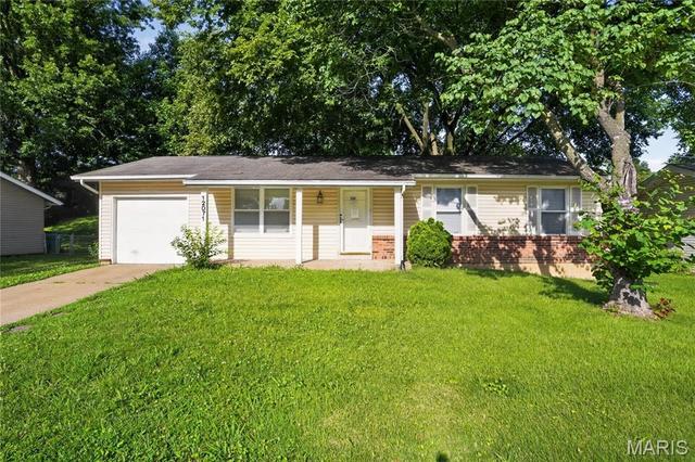 12071 El Camara Dr, Florissant, MO 63033