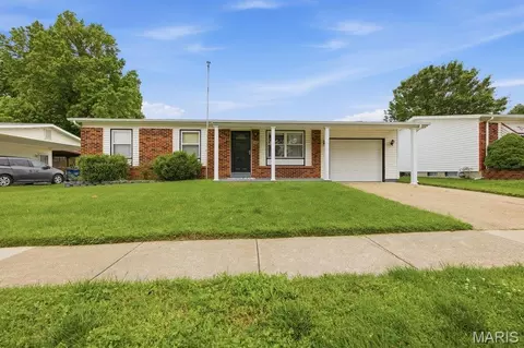 12057 Renaissance Dr, Maryland Heights, MO 63043