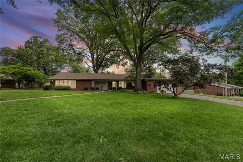 4 Shady Ln, Belleville, IL 62221
