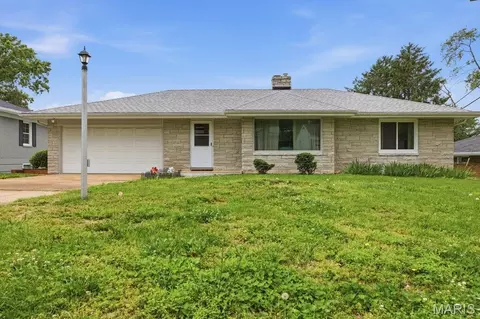 38 Pinewood Dr, Saint Louis, MO 63123