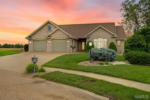 5301 Deer Creek Ct, Godfrey, IL 62035
