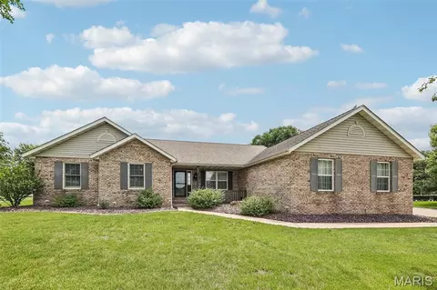 14200 Saint James Ln, Breese, IL 62230