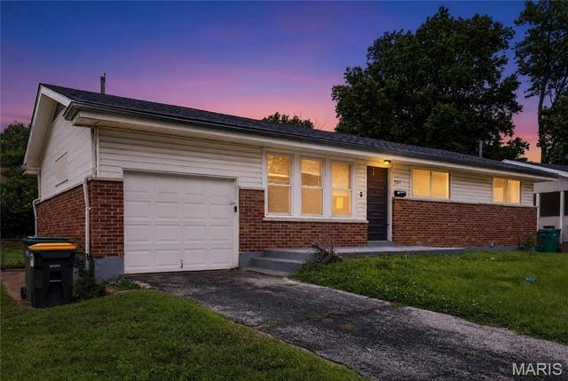 9811 Portage Dr, Saint Louis, MO 63136