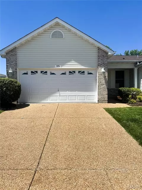 175 Silo View Dr #393B, Wentzville, MO 63385