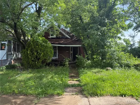 5649 Roosevelt Pl, Saint Louis, MO 63120