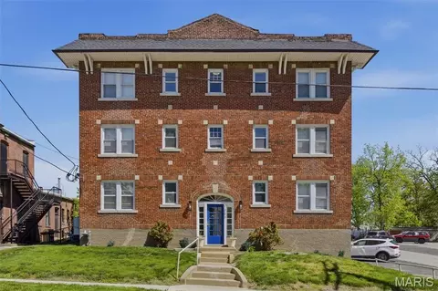 7389 Maple Ave, Maplewood, MO 63143