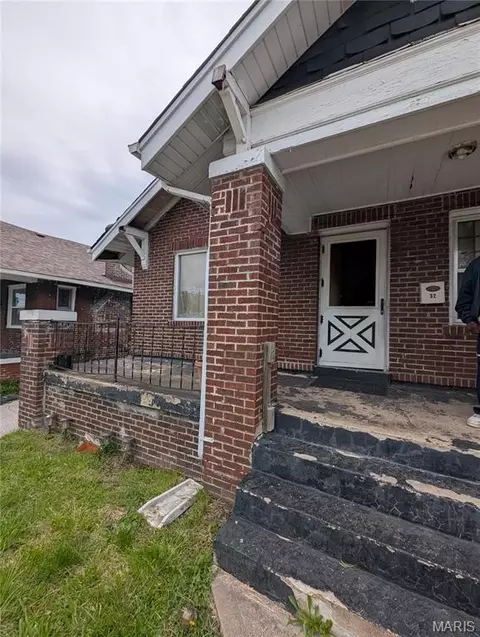 32 Blakemore Pl, Saint Louis, MO 63121